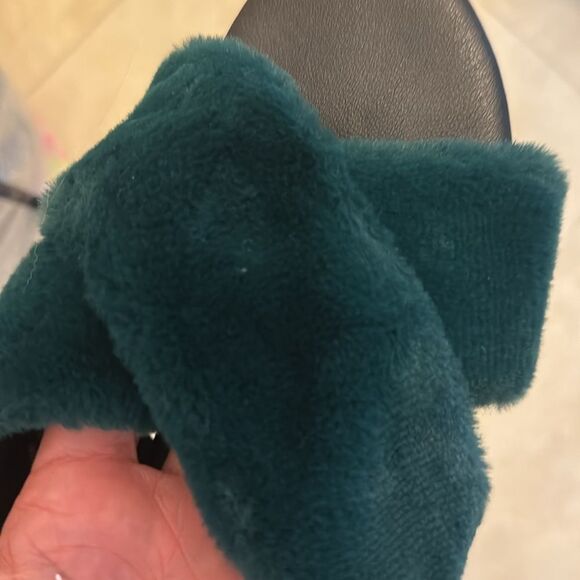 A NEW DAY Green & Black Suede Faux Fur Soft Slippers Sandals Size 8 - Never Worn - Picture 3 of 5